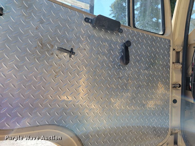 image for item JL9357 1994 Stewart & Stevenson M-1089  recovery truck