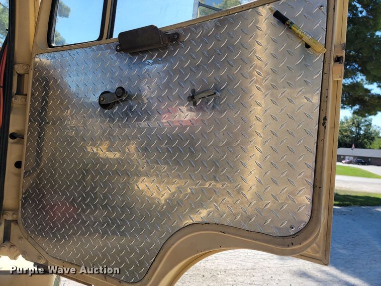 image for item JL9357 1994 Stewart & Stevenson M-1089  recovery truck