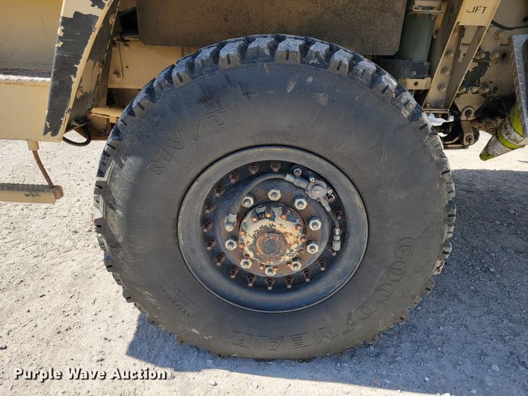 image for item JL9357 1994 Stewart & Stevenson M-1089  recovery truck