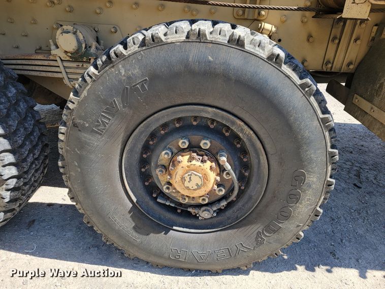 image for item JL9357 1994 Stewart & Stevenson M-1089  recovery truck