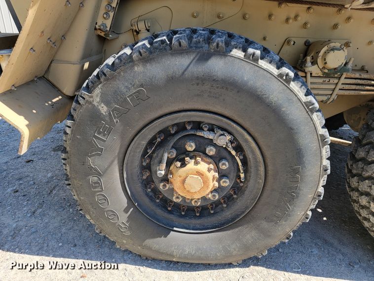 image for item JL9357 1994 Stewart & Stevenson M-1089  recovery truck