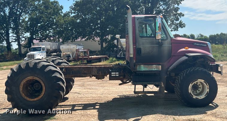 image for item JX9366 2003 International 7400  truck cab and chassis