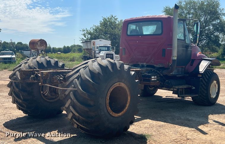 image for item JX9366 2003 International 7400  truck cab and chassis