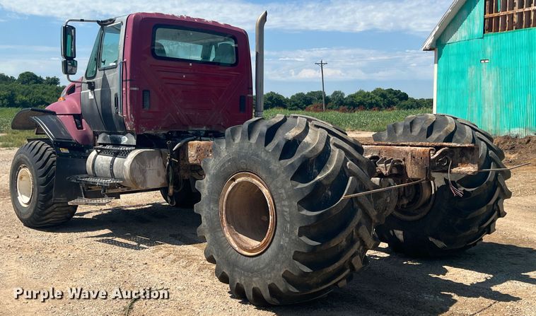 image for item JX9366 2003 International 7400  truck cab and chassis