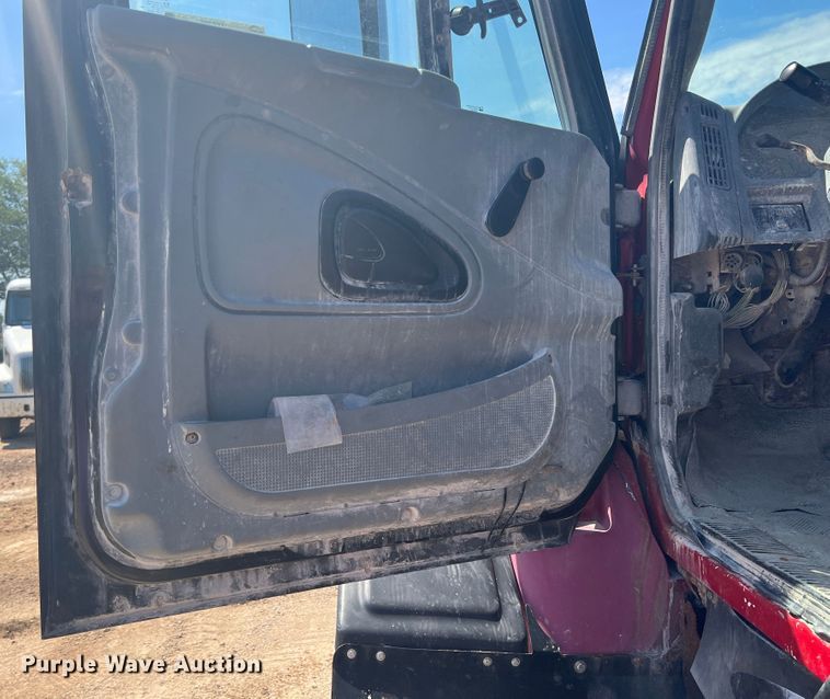 image for item JX9366 2003 International 7400  truck cab and chassis