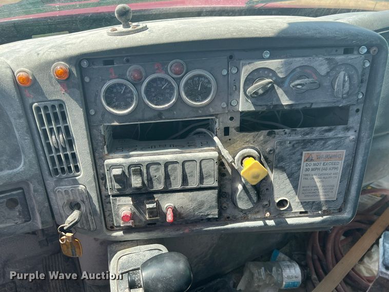 image for item JX9366 2003 International 7400  truck cab and chassis