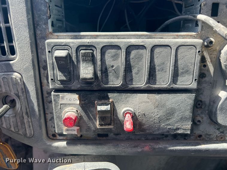 image for item JX9366 2003 International 7400  truck cab and chassis