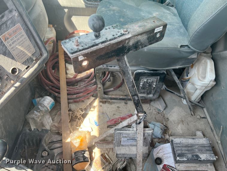 image for item JX9366 2003 International 7400  truck cab and chassis