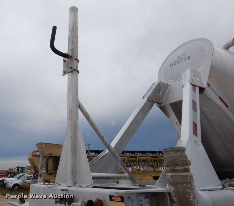 image for item JY9270 2006 Tremcar TRA/REM  pneumatic dry bulk trailer