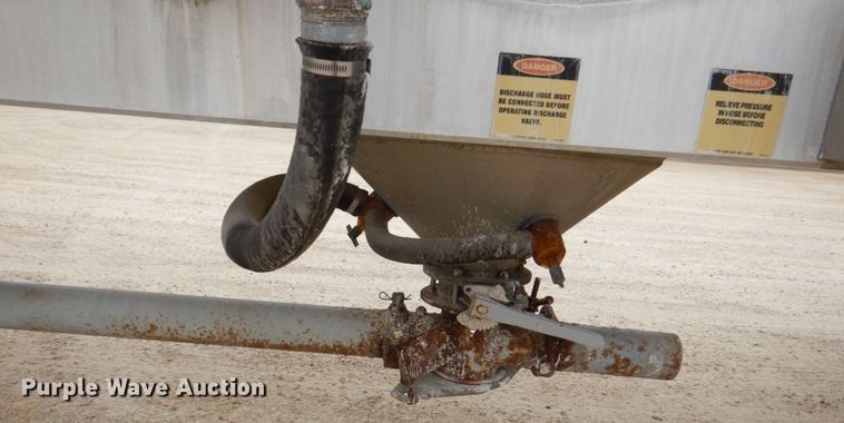 image for item JY9270 2006 Tremcar TRA/REM  pneumatic dry bulk trailer