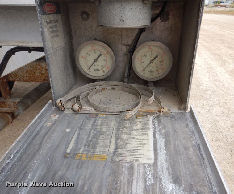 image for item JY9270 2006 Tremcar TRA/REM  pneumatic dry bulk trailer