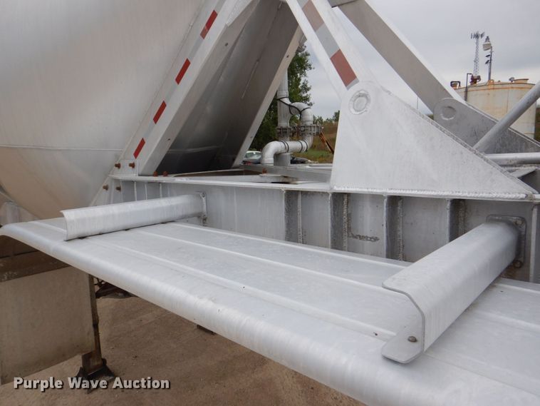 image for item JY9270 2006 Tremcar TRA/REM  pneumatic dry bulk trailer