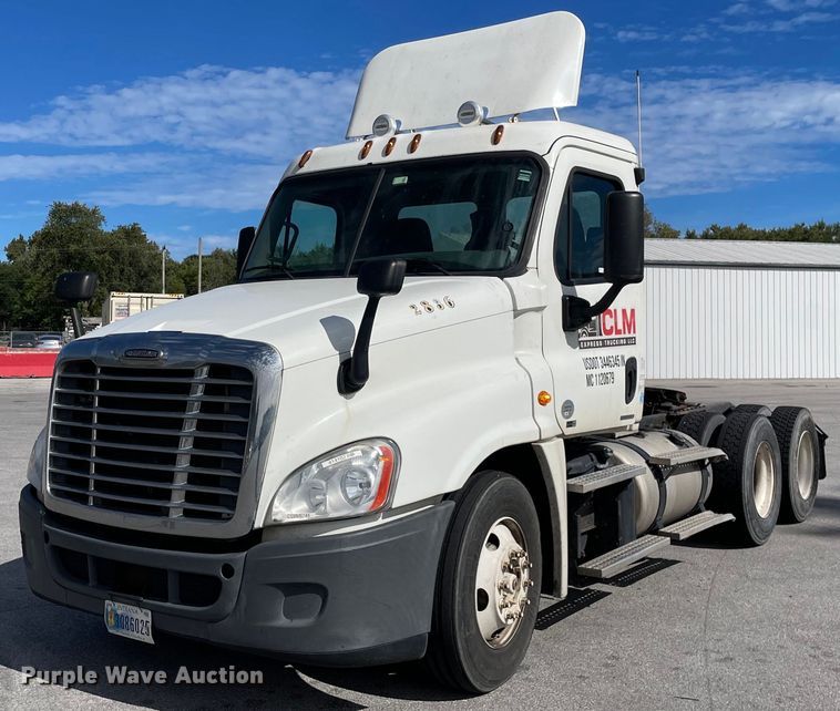 image for item KF9488 2012 Freightliner Cascadia 125  semi truck