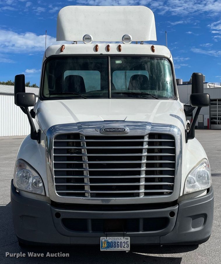 image for item KF9488 2012 Freightliner Cascadia 125  semi truck