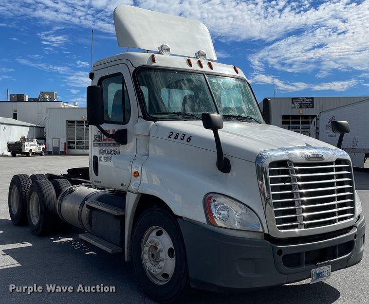 image for item KF9488 2012 Freightliner Cascadia 125  semi truck