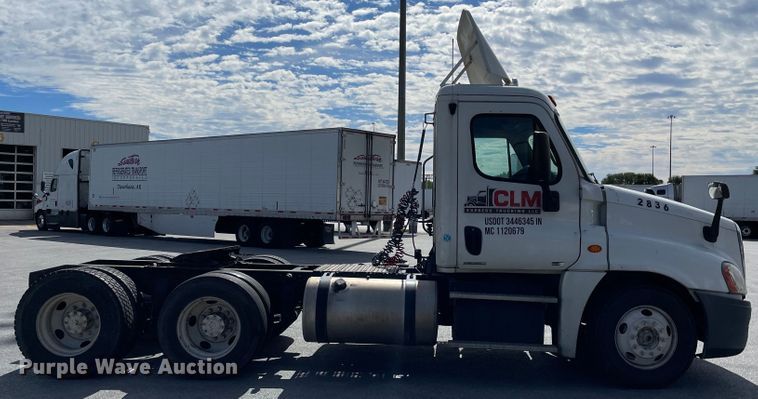 image for item KF9488 2012 Freightliner Cascadia 125  semi truck