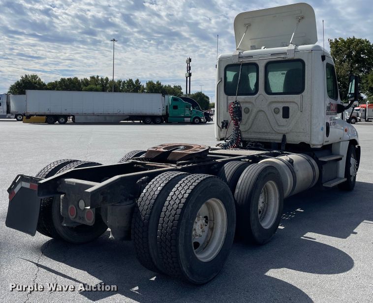 image for item KF9488 2012 Freightliner Cascadia 125  semi truck