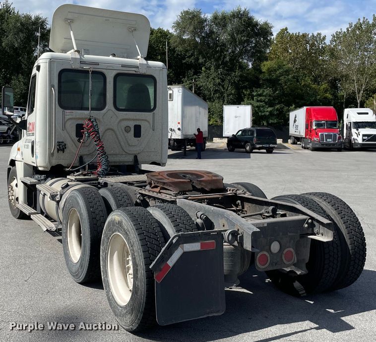 image for item KF9488 2012 Freightliner Cascadia 125  semi truck