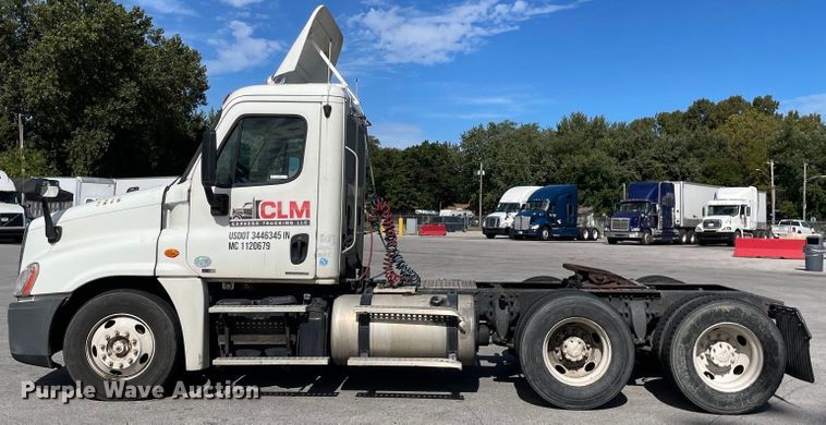 image for item KF9488 2012 Freightliner Cascadia 125  semi truck