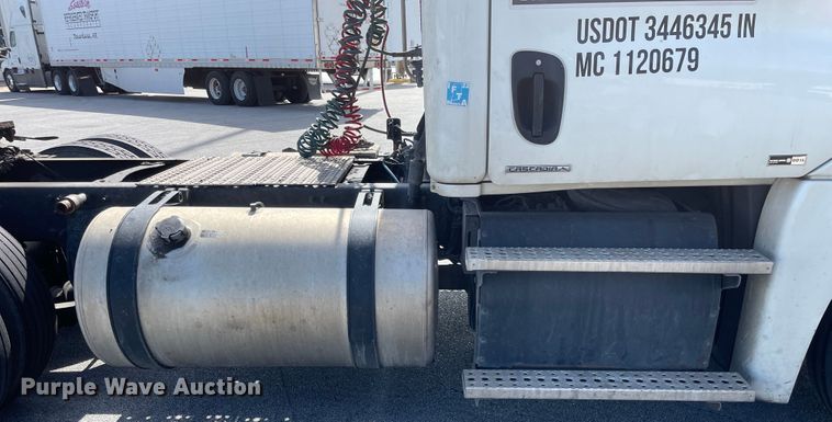 image for item KF9488 2012 Freightliner Cascadia 125  semi truck