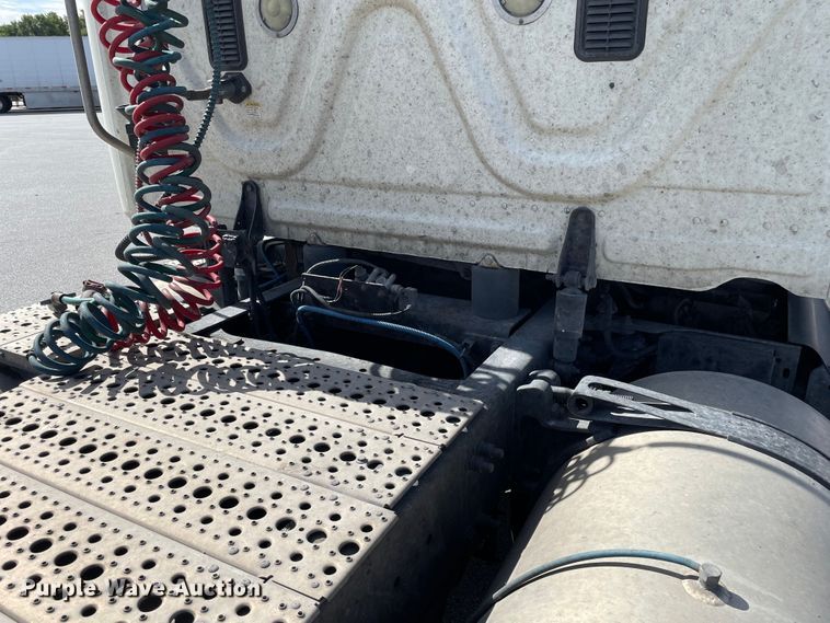 image for item KF9488 2012 Freightliner Cascadia 125  semi truck