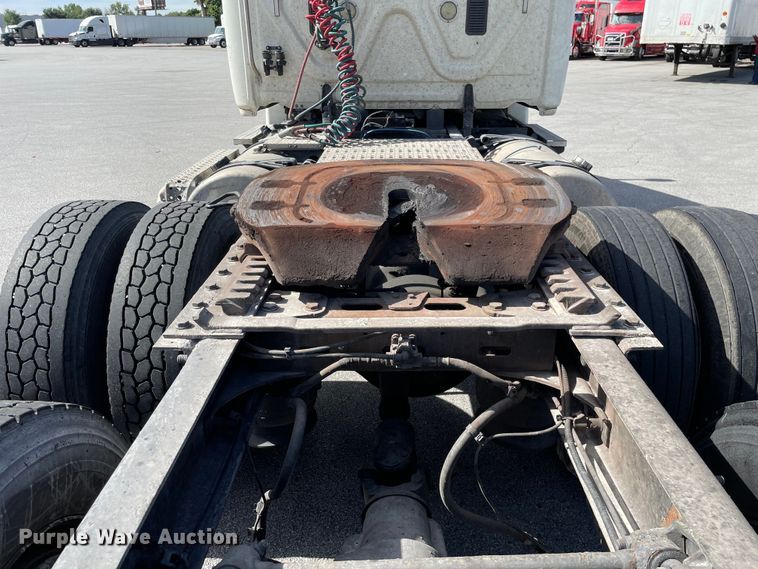 image for item KF9488 2012 Freightliner Cascadia 125  semi truck