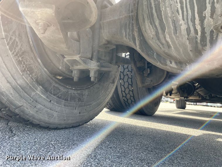 image for item KF9488 2012 Freightliner Cascadia 125  semi truck