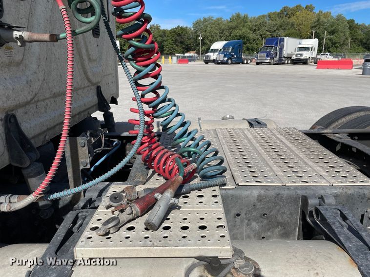 image for item KF9488 2012 Freightliner Cascadia 125  semi truck