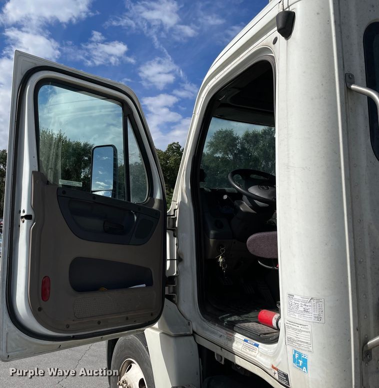 image for item KF9488 2012 Freightliner Cascadia 125  semi truck