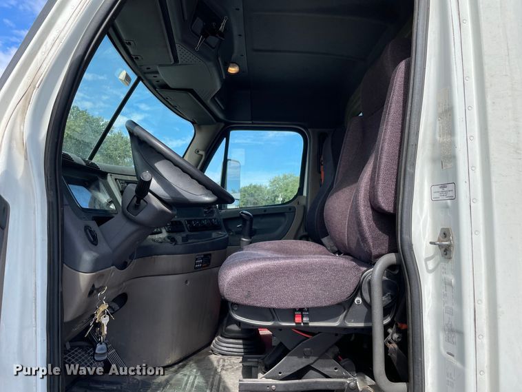 image for item KF9488 2012 Freightliner Cascadia 125  semi truck