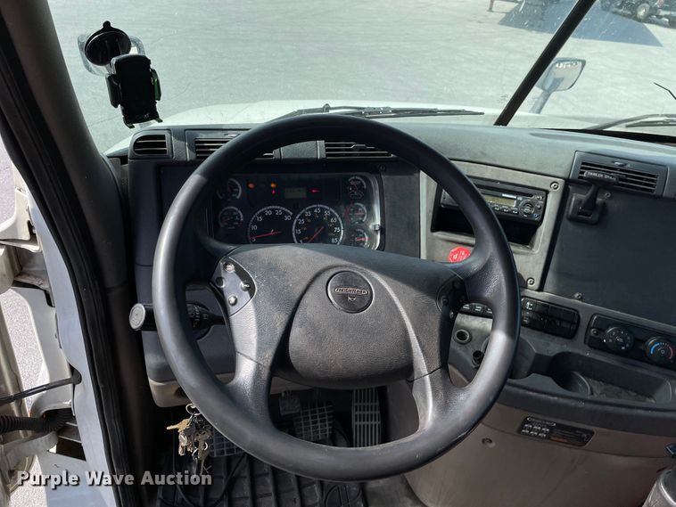 image for item KF9488 2012 Freightliner Cascadia 125  semi truck