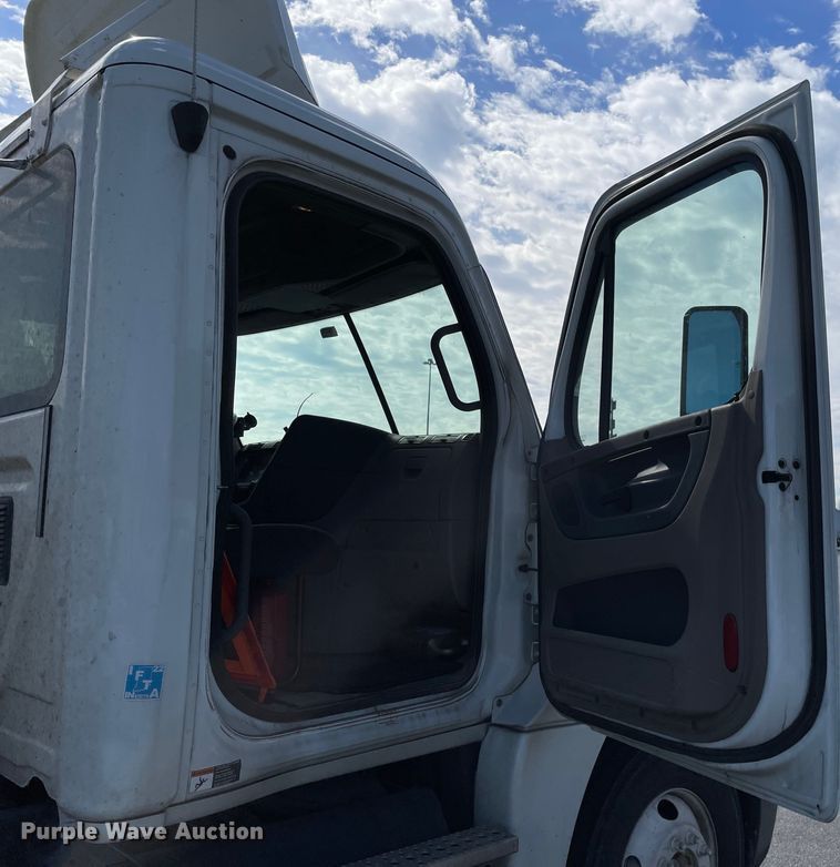 image for item KF9488 2012 Freightliner Cascadia 125  semi truck