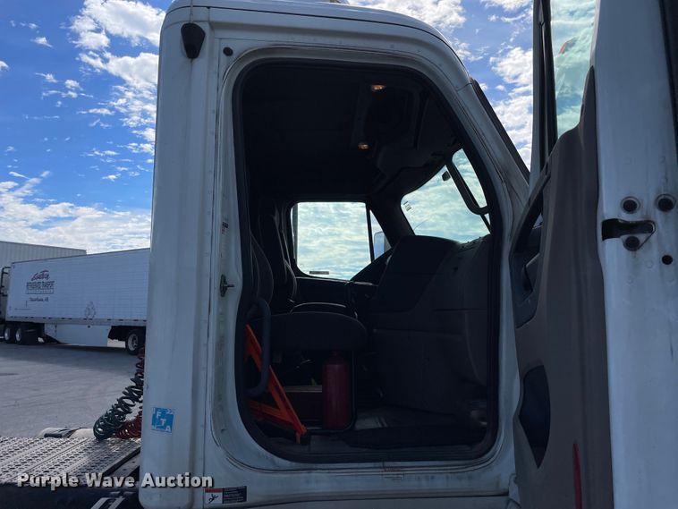 image for item KF9488 2012 Freightliner Cascadia 125  semi truck