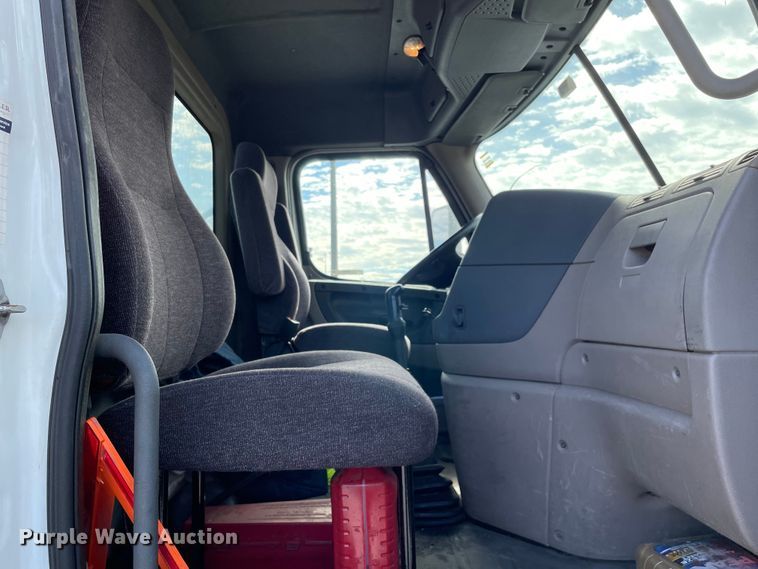 image for item KF9488 2012 Freightliner Cascadia 125  semi truck