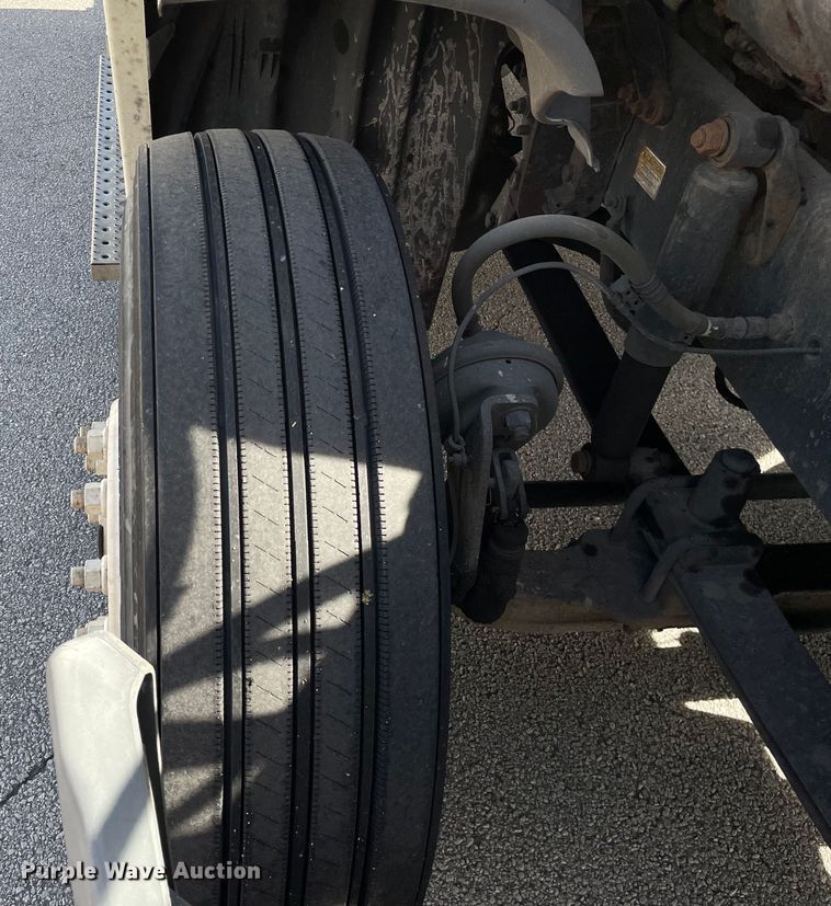 image for item KF9488 2012 Freightliner Cascadia 125  semi truck