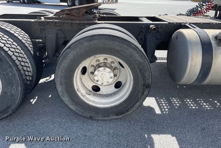 image for item KF9488 2012 Freightliner Cascadia 125  semi truck