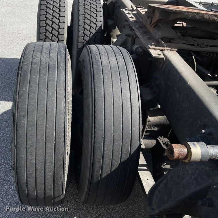 image for item KF9488 2012 Freightliner Cascadia 125  semi truck