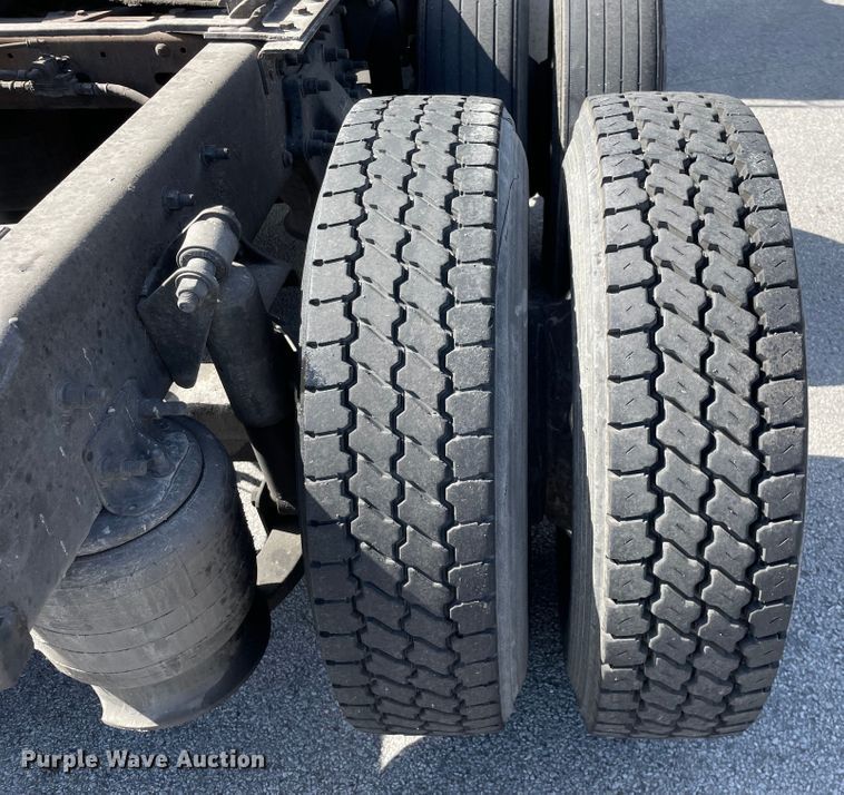 image for item KF9488 2012 Freightliner Cascadia 125  semi truck