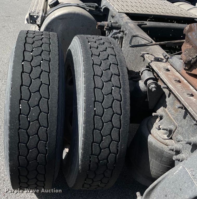 image for item KF9488 2012 Freightliner Cascadia 125  semi truck