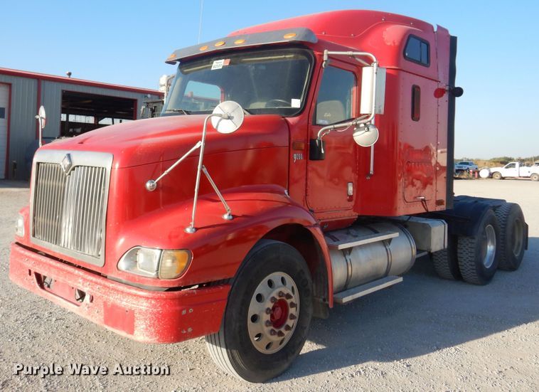 image for item KO9989 2002 International 9200i  semi truck