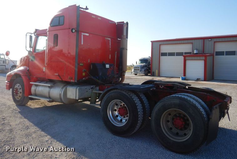 image for item KO9989 2002 International 9200i  semi truck