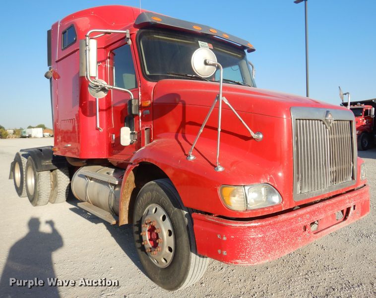 image for item KO9989 2002 International 9200i  semi truck