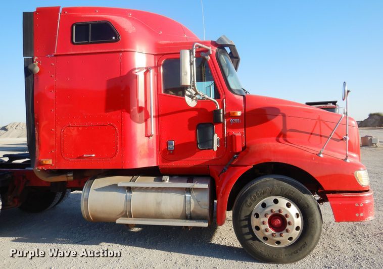 image for item KO9989 2002 International 9200i  semi truck