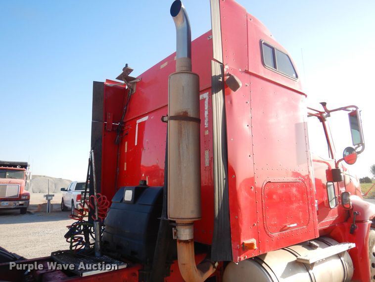 image for item KO9989 2002 International 9200i  semi truck