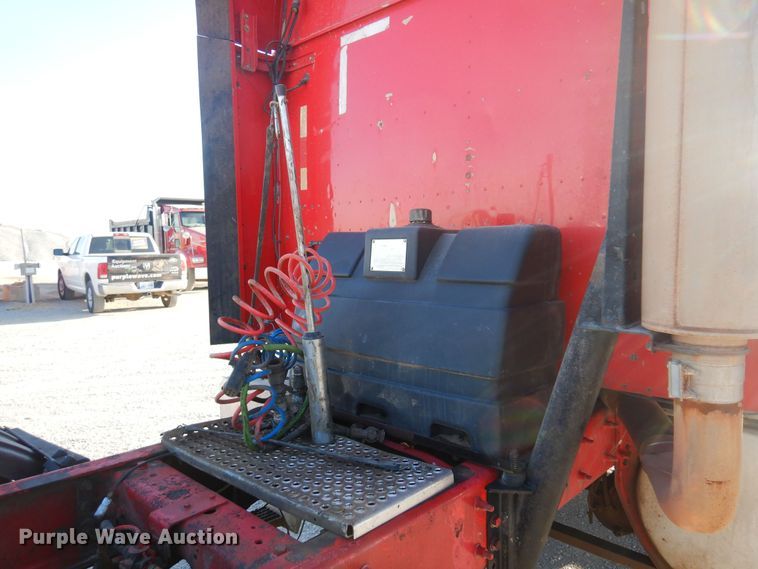 image for item KO9989 2002 International 9200i  semi truck