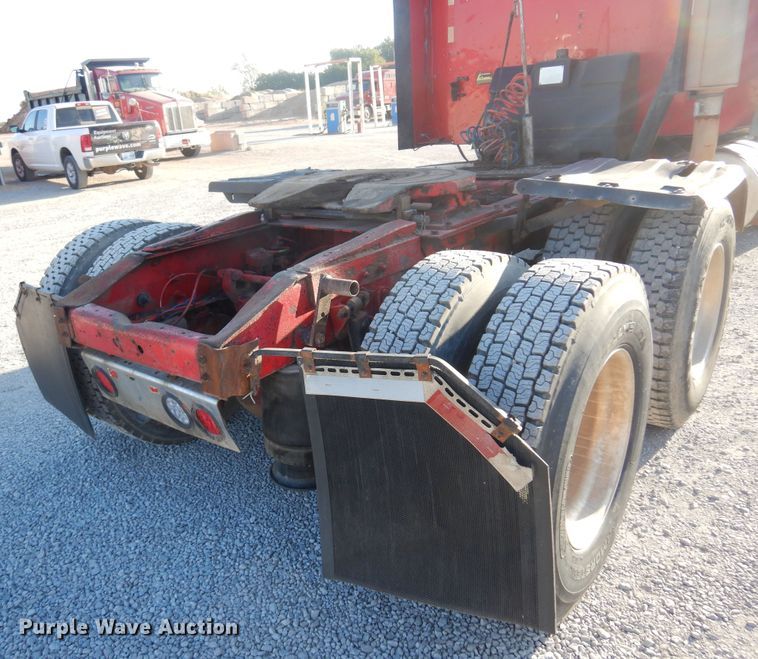 image for item KO9989 2002 International 9200i  semi truck