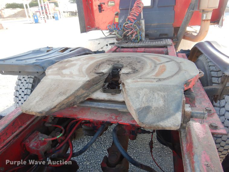 image for item KO9989 2002 International 9200i  semi truck