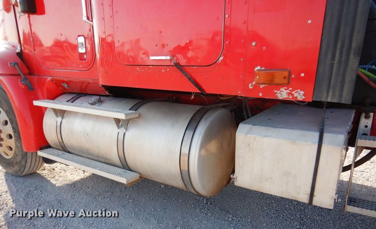 image for item KO9989 2002 International 9200i  semi truck