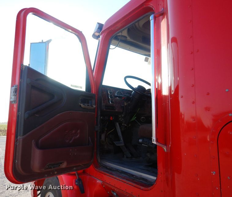 image for item KO9989 2002 International 9200i  semi truck