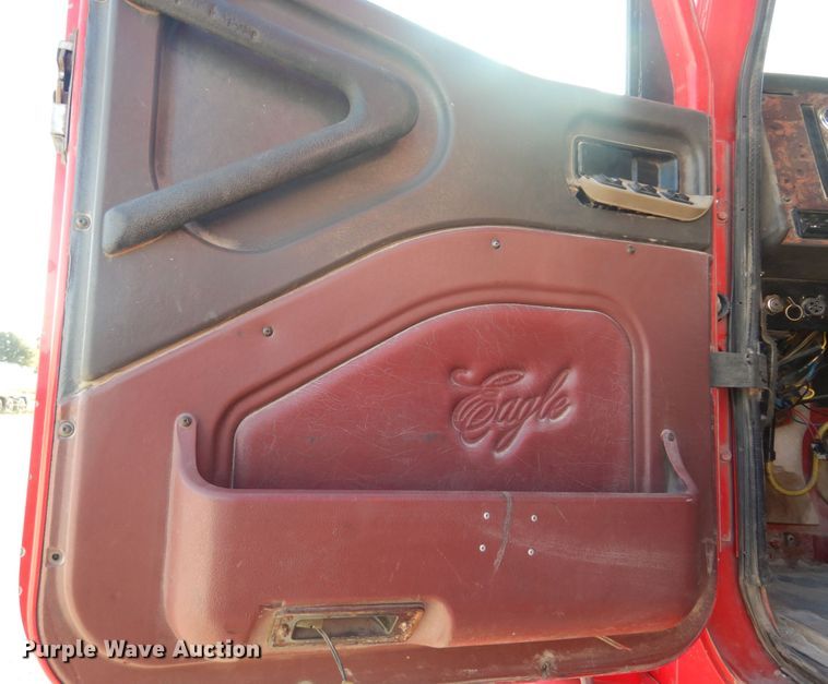 image for item KO9989 2002 International 9200i  semi truck